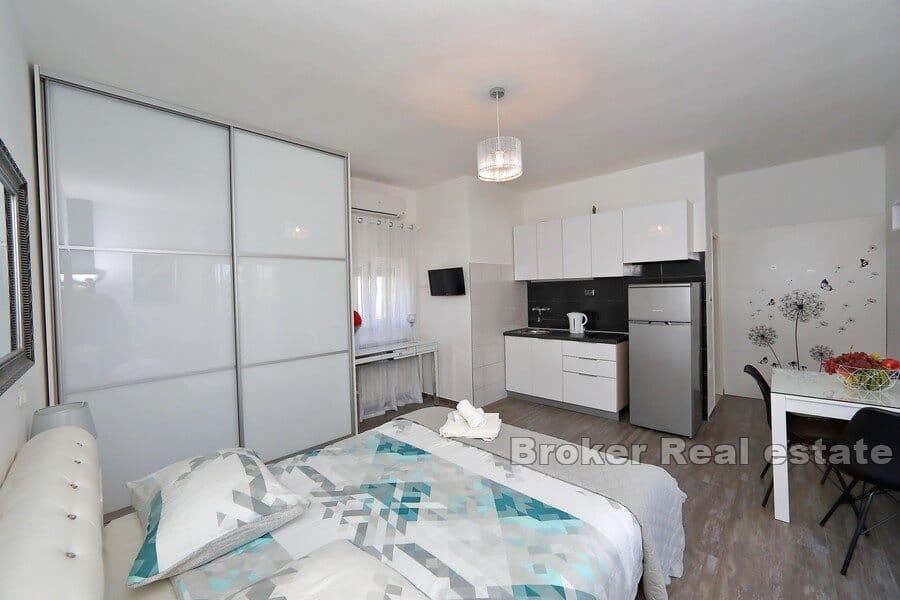 Вилла с апартаментами в первом ряду от моря