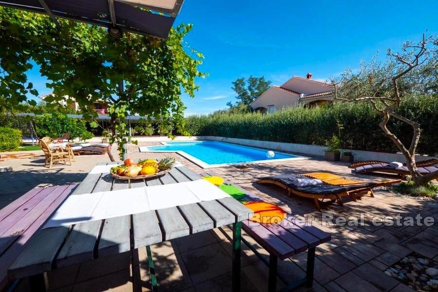 Apartmanska vila s bazenom