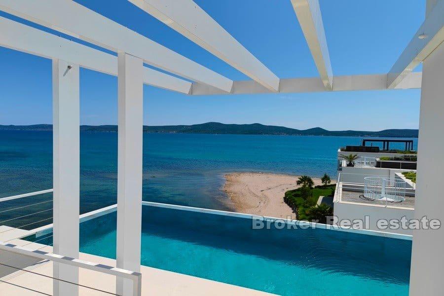 Penthouse first row to the sea