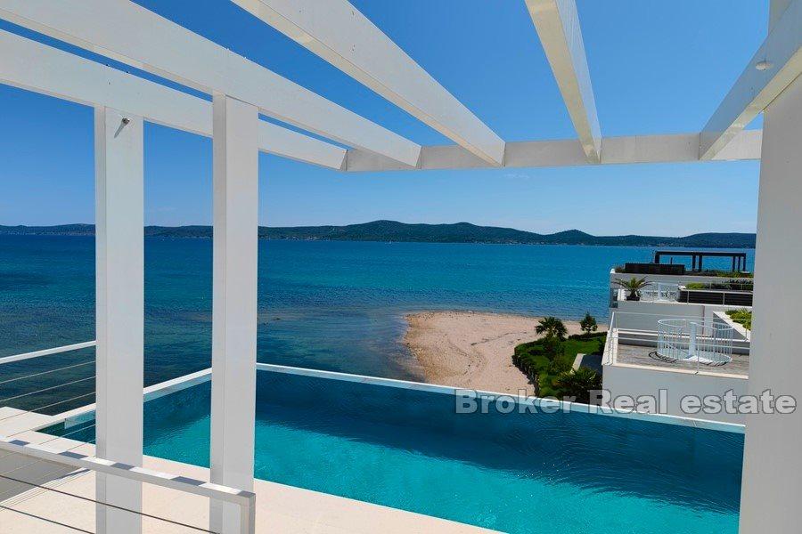 Penthouse first row to the sea