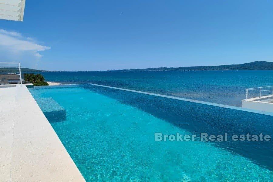 Penthouse first row to the sea