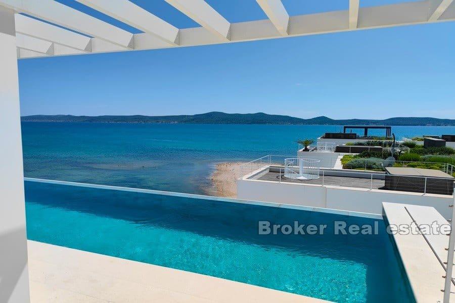 Penthouse first row to the sea