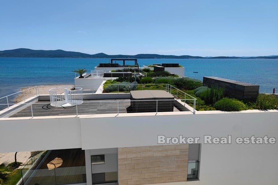 Penthouse first row to the sea