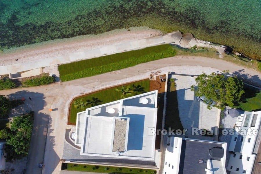 Современная квартира в первом ряду от моря