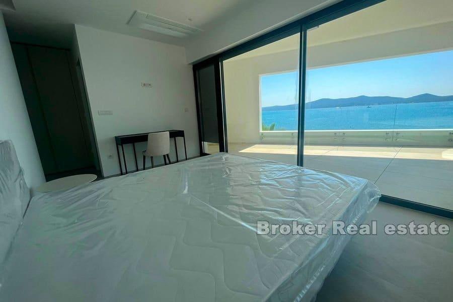 Appartement moderne, première rangée de la mer