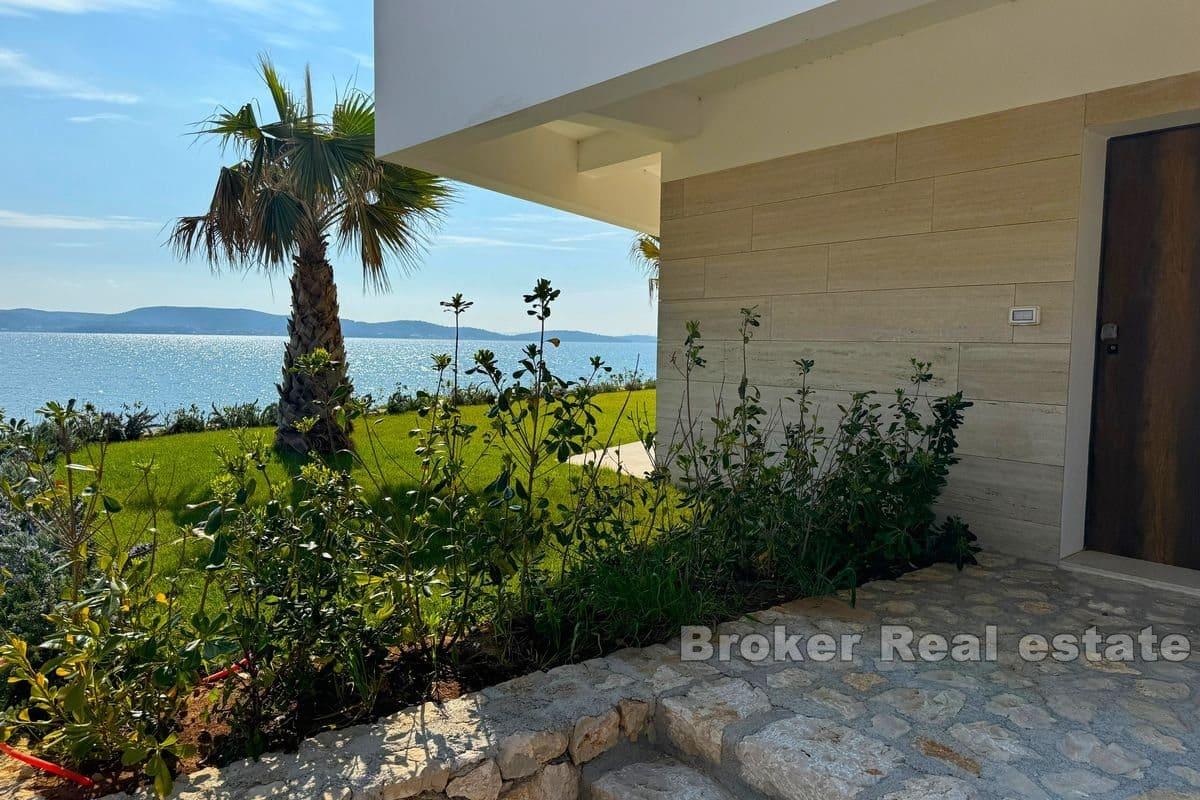 Three-story apartment first row to the sea