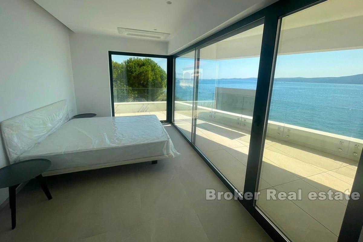 Appartement de trois étages au premier rang de la mer