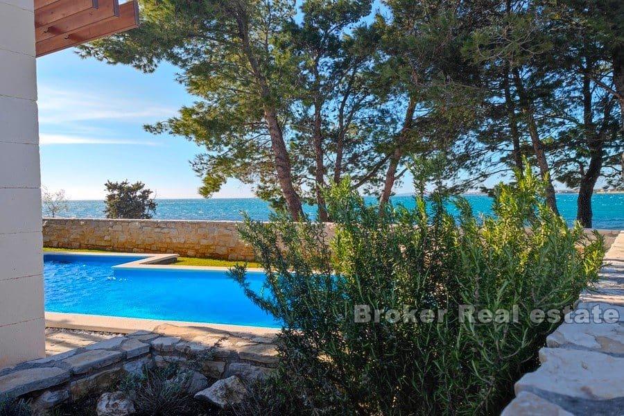 Villa première rangée de la mer