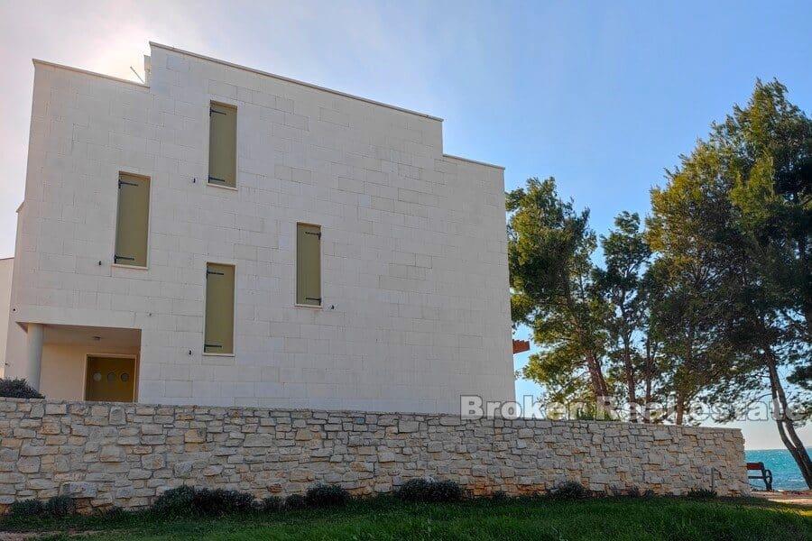 Villa première rangée de la mer