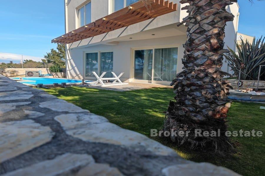 Villa première rangée de la mer