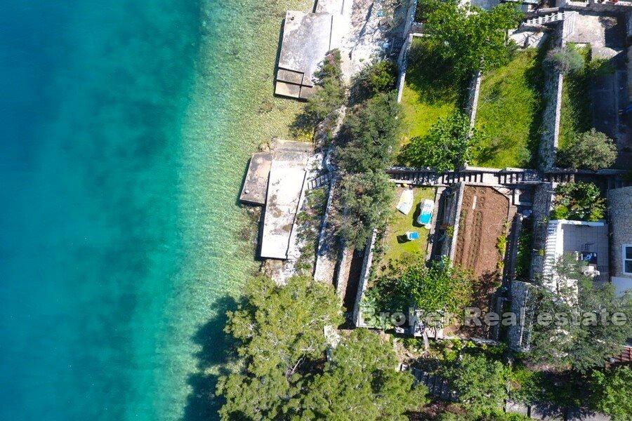 Дом на первой линии моря