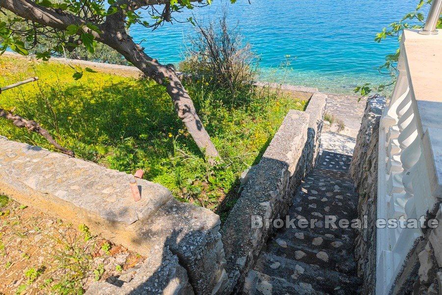 Maison première rangée de la mer