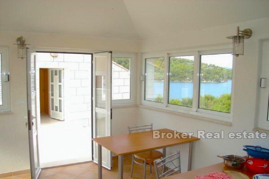 Maison première rangée de la mer