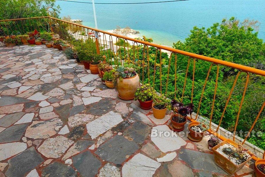 House first row to the sea