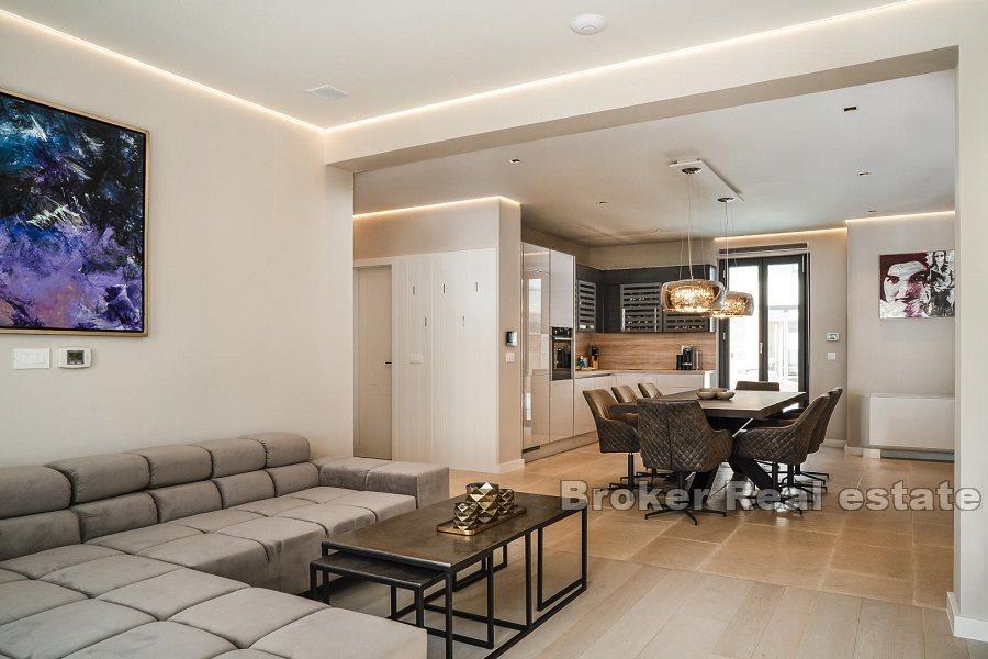 Dwie luksusowe wille, pierwszy rząd do morza