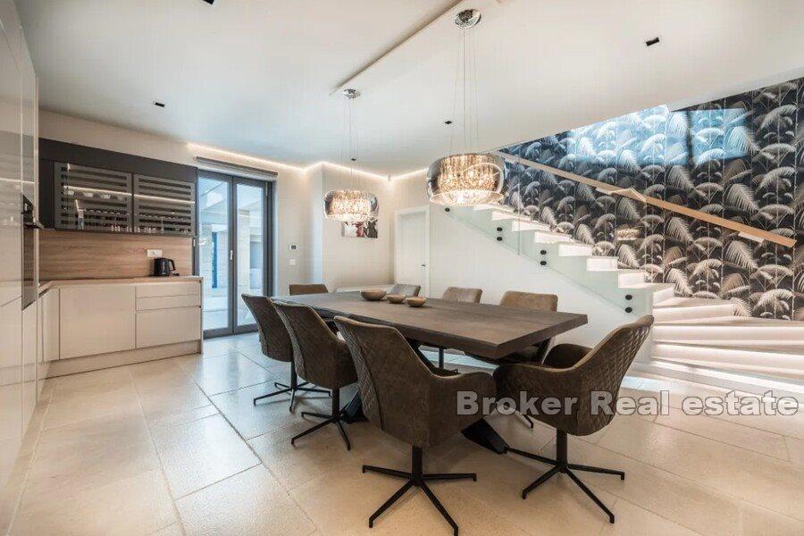 Två lyxvillor, första raden mot havet