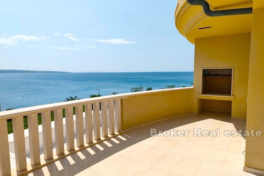 Apartment first row by the sea