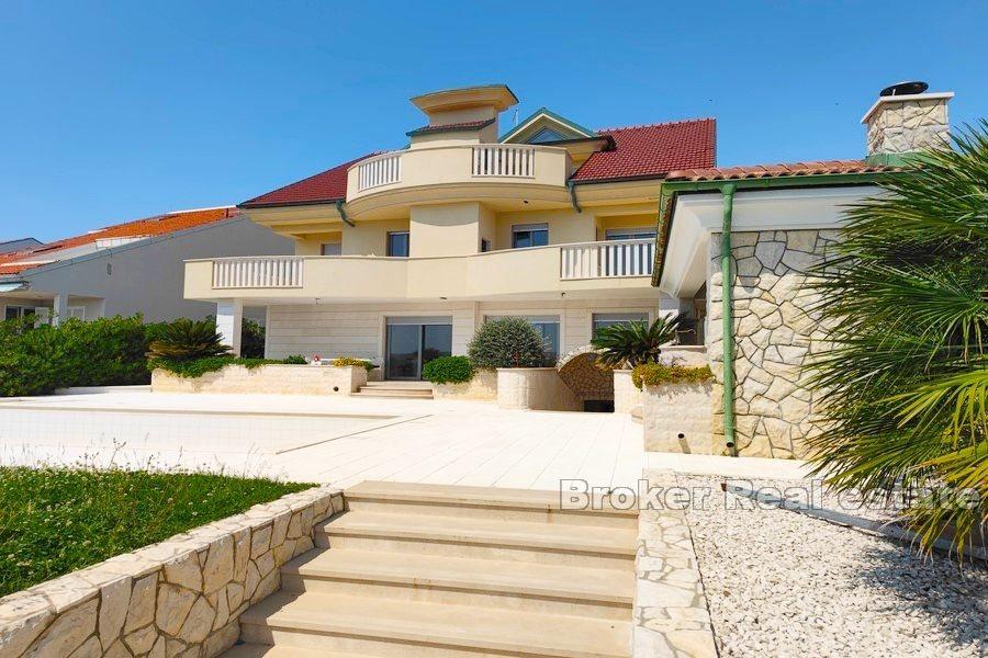 Apartment first row by the sea
