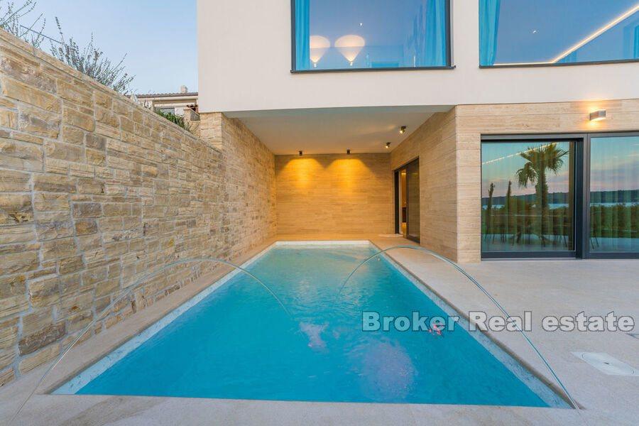 Luxury villa in the first row to the sea