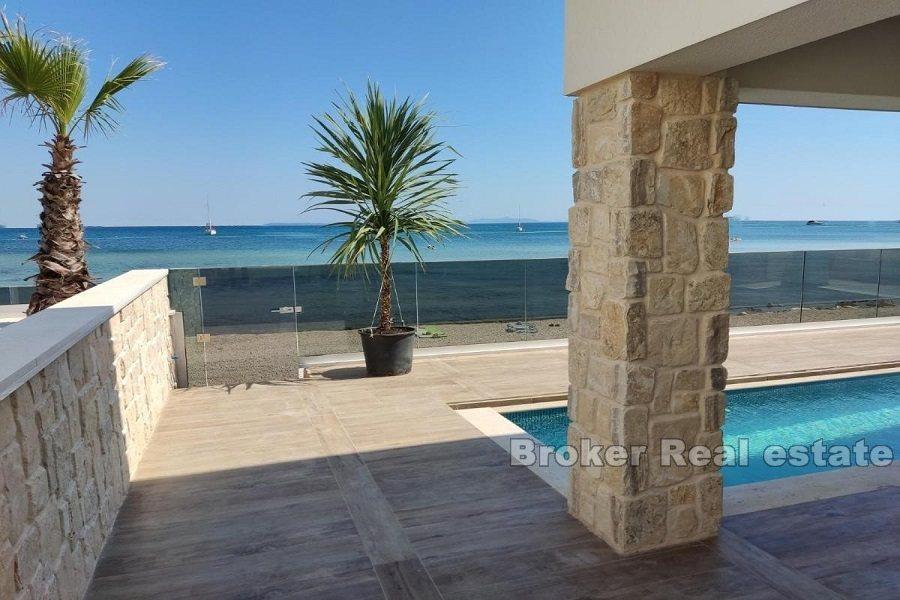 New villa, first row to the sea