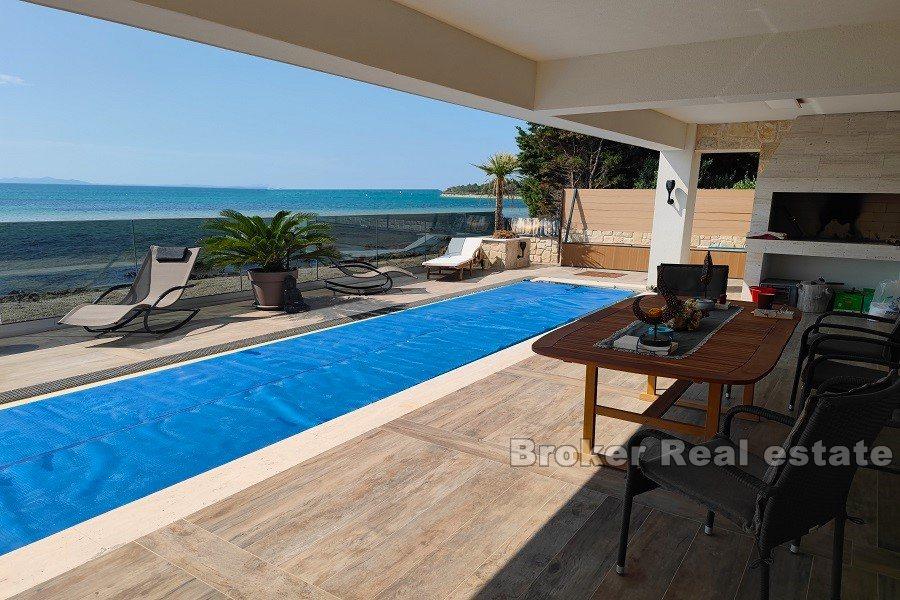 Nova vila prvi red do mora