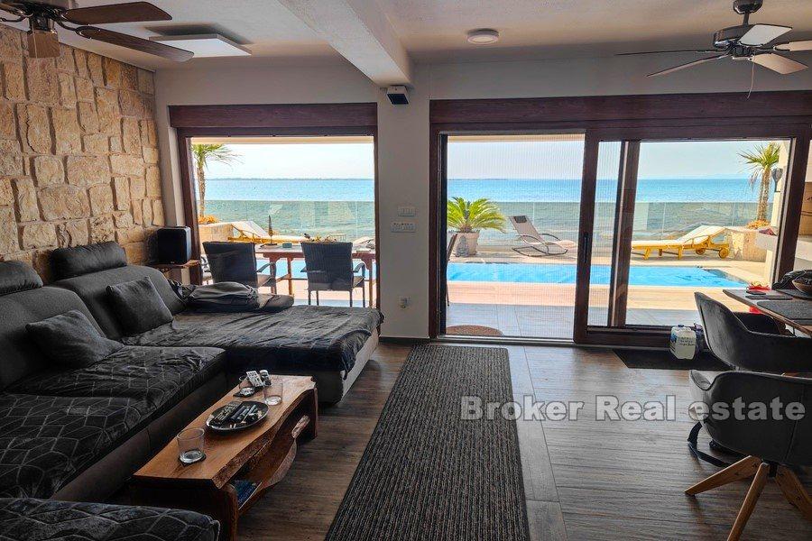 Nova vila prvi red do mora