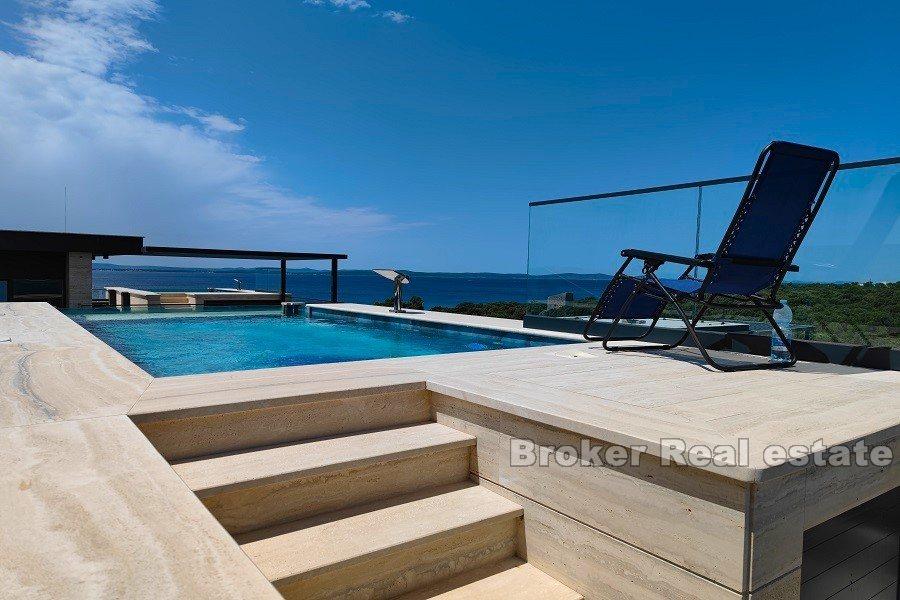 Penthouse with sea view