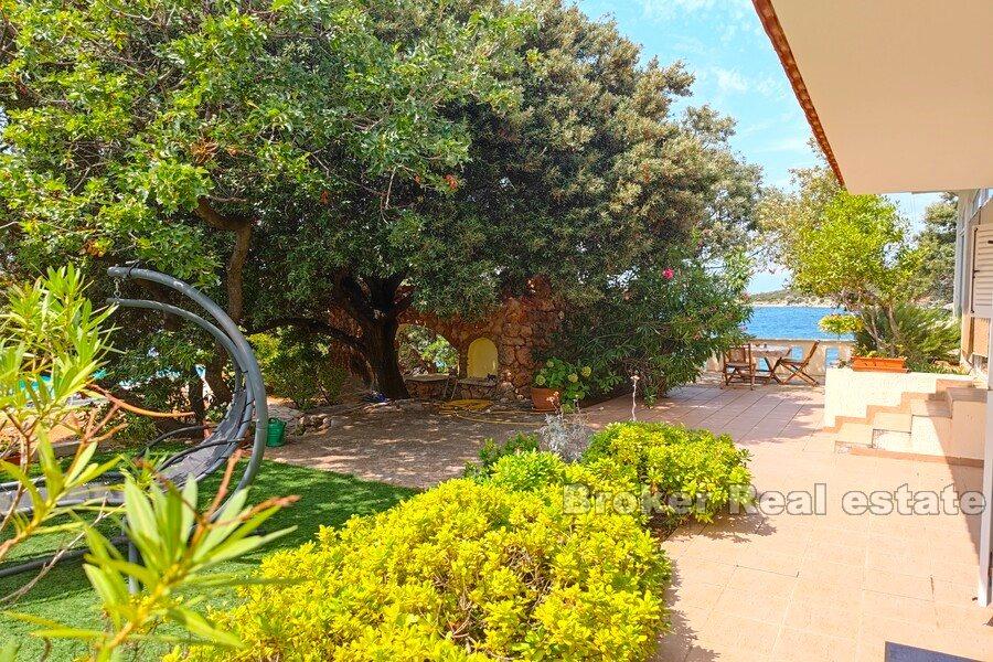 Hus ved sjøen og stranden