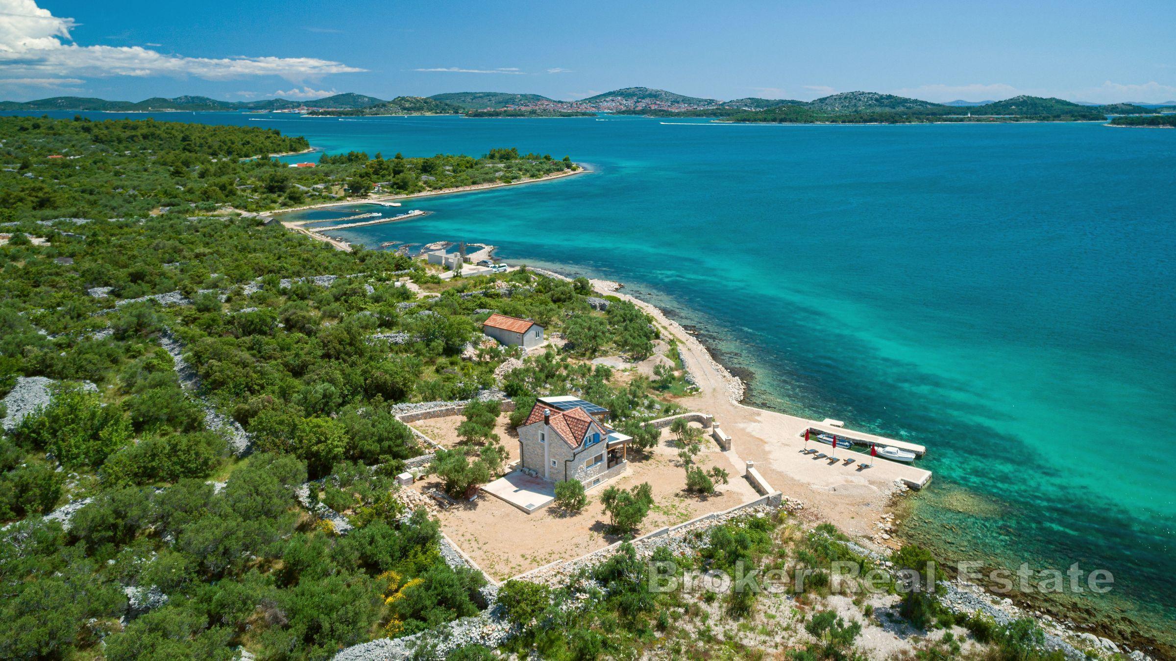 Casa in pietra, prima fila al mare