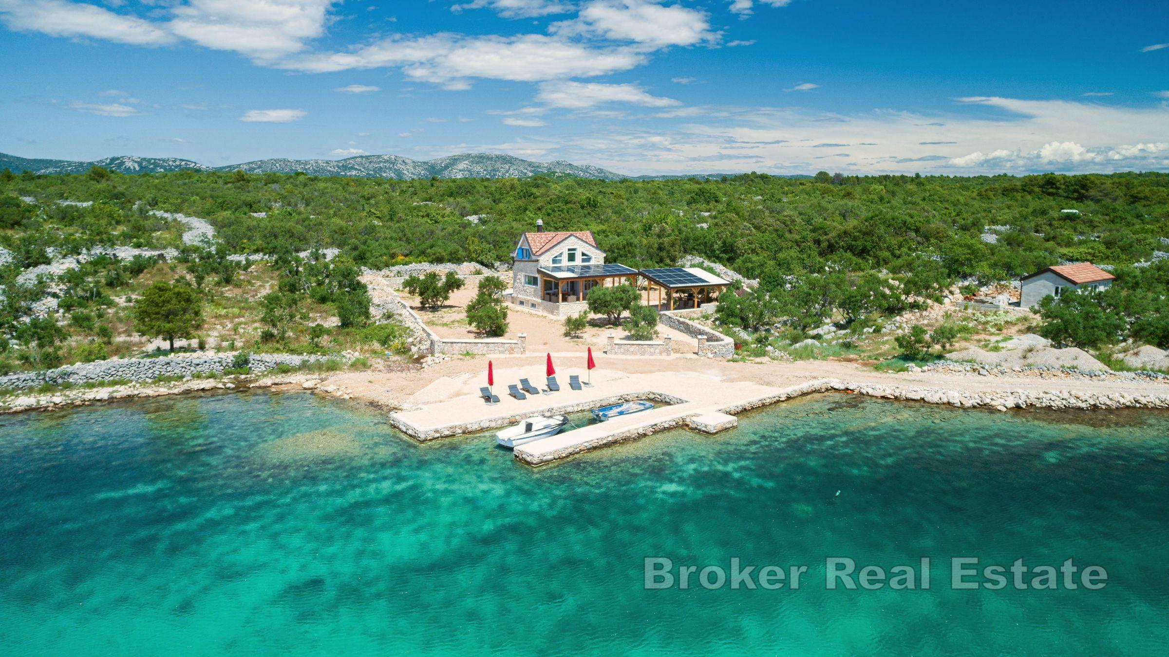 Kamenný dům, první řada k moři