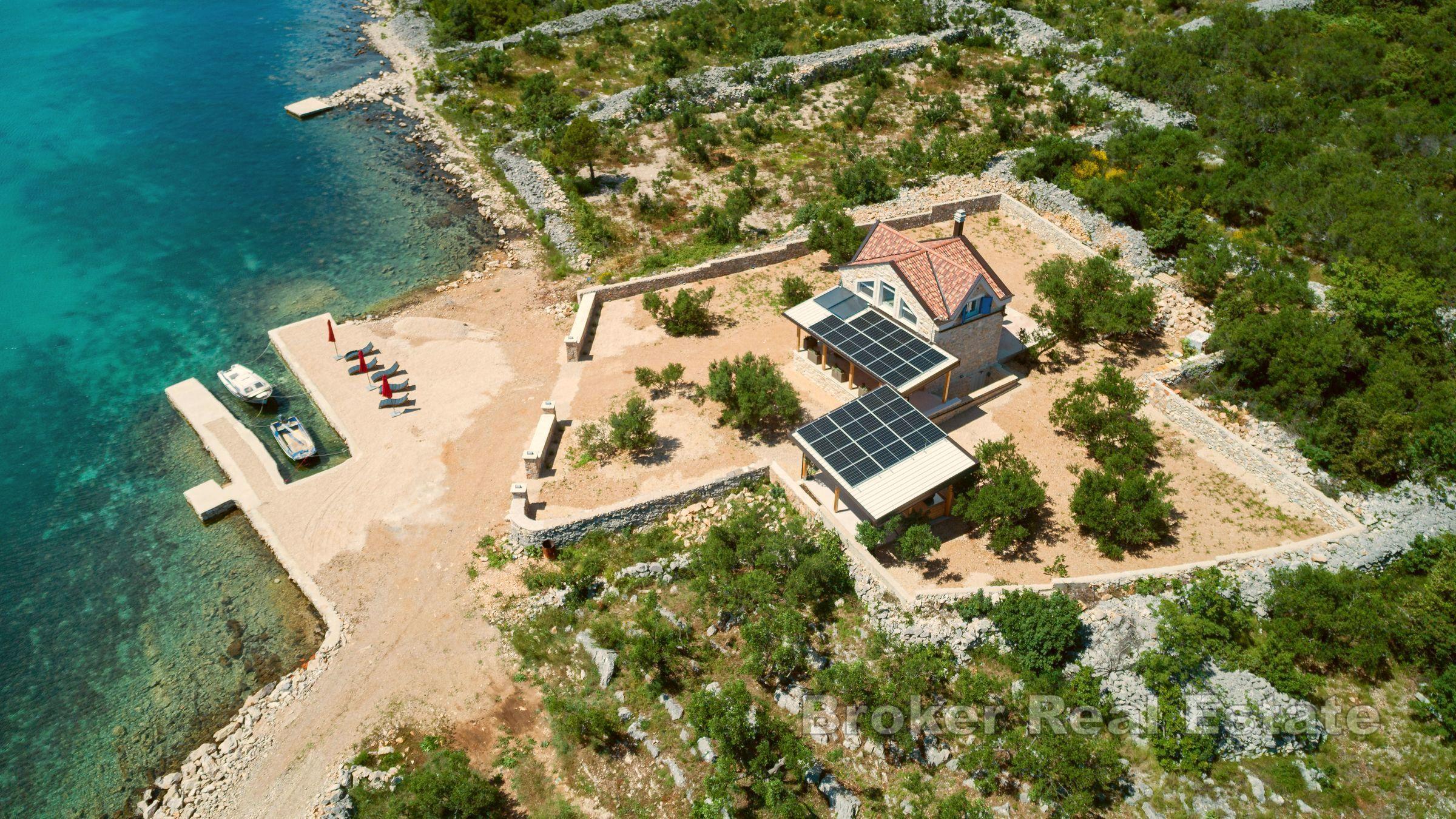Casa in pietra, prima fila al mare