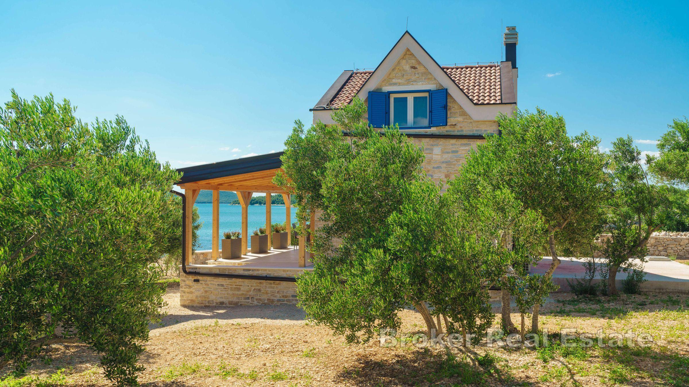 Kamenný dům, první řada k moři