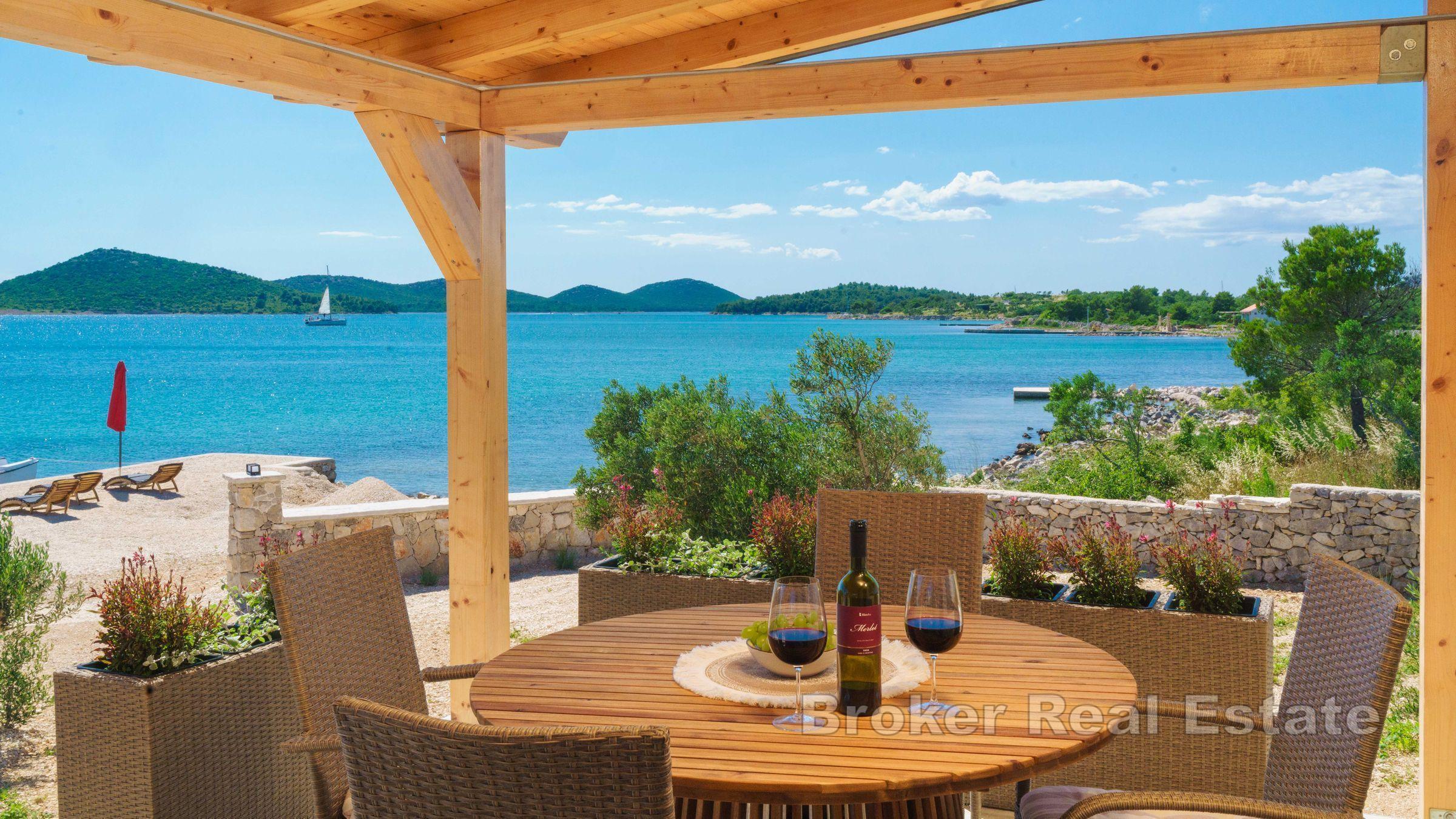 Kamenný dům, první řada k moři