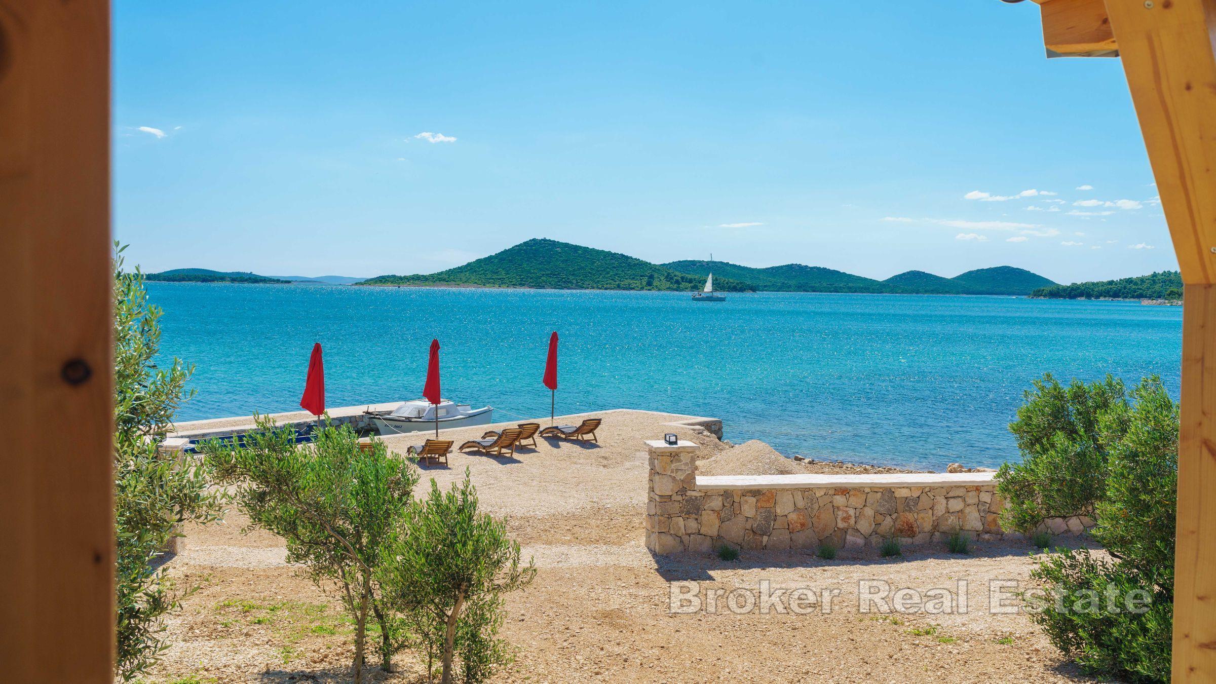 Kamenný dům, první řada k moři