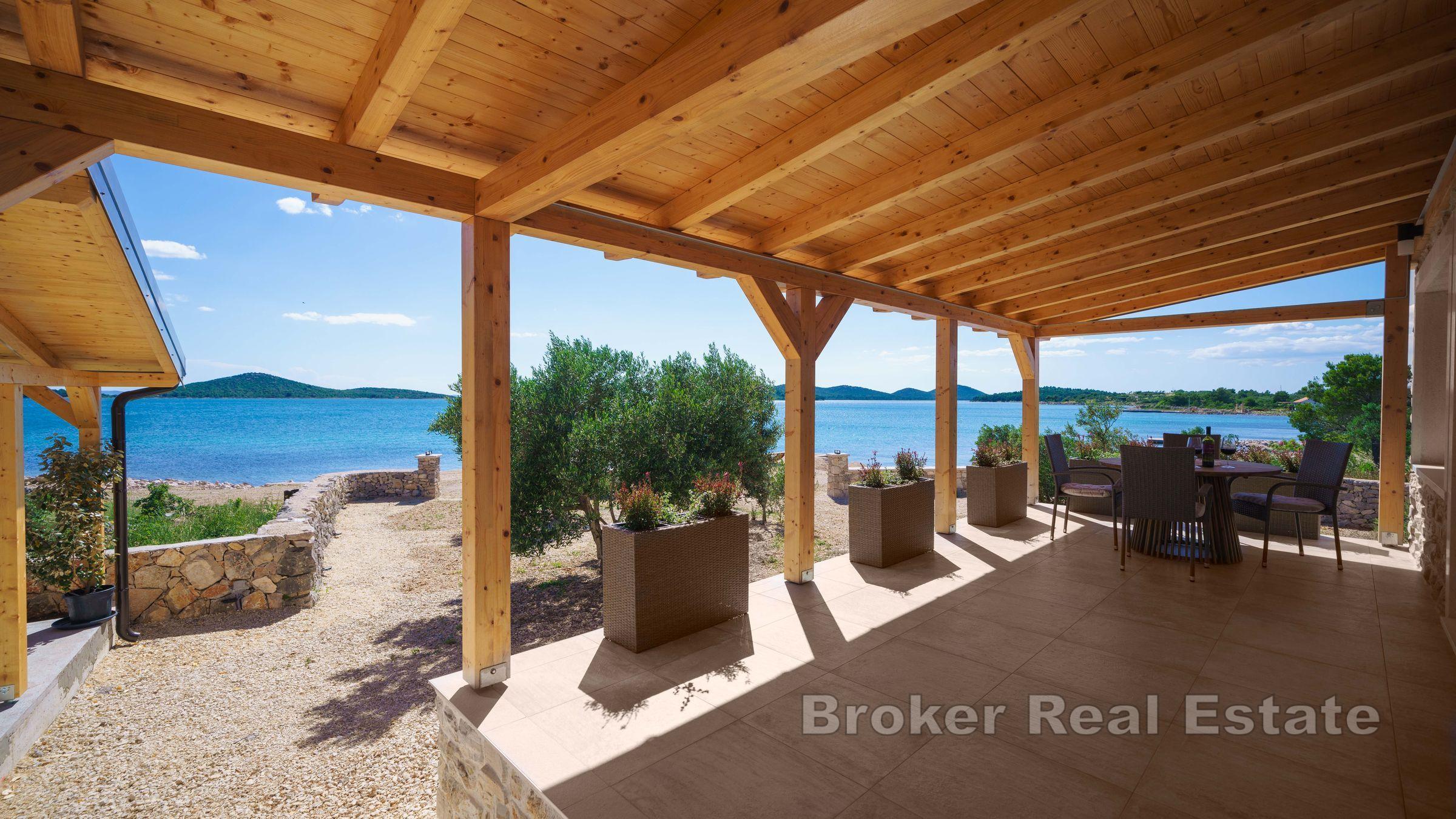 Casa in pietra, prima fila al mare