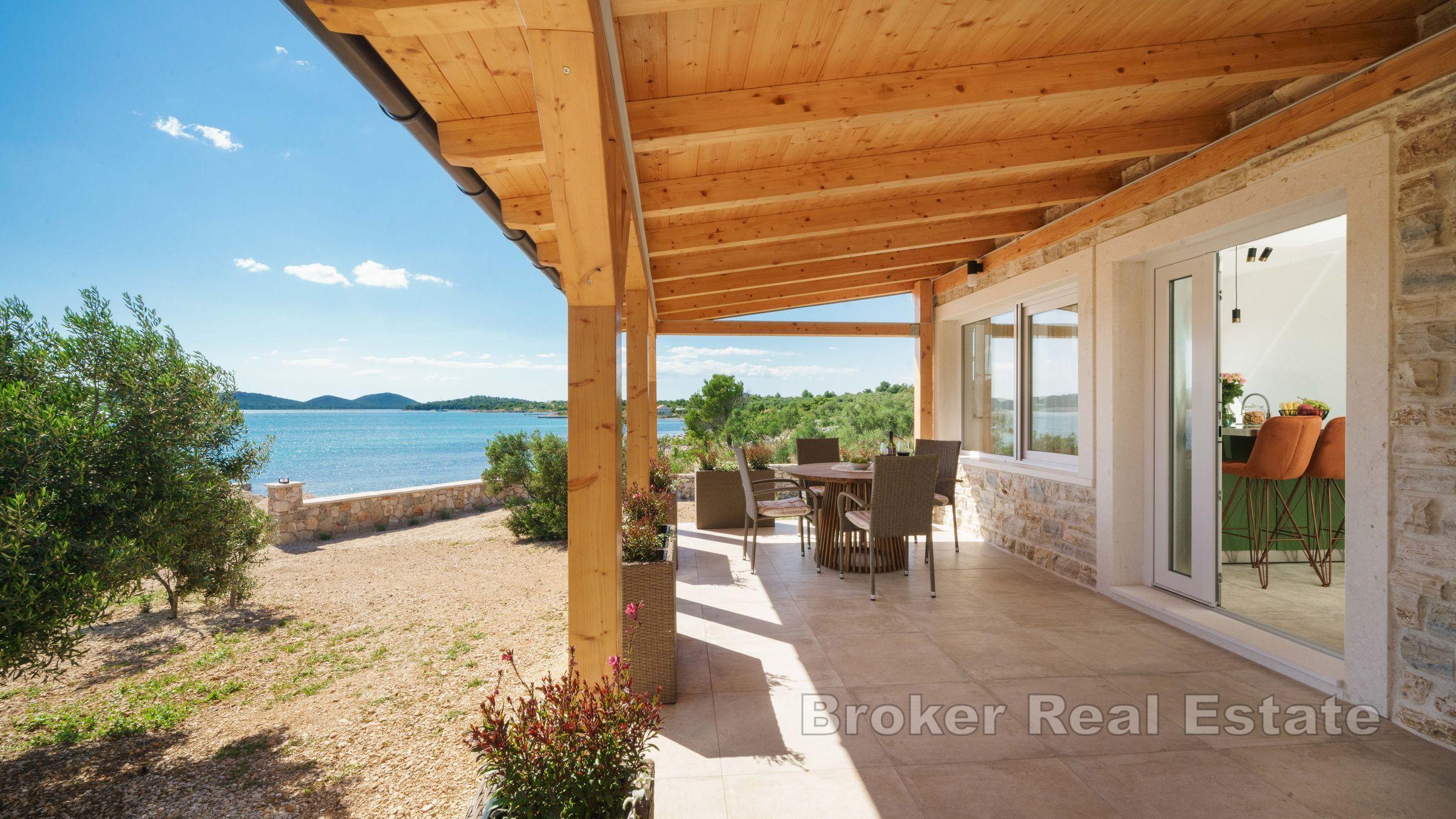 Kamienny dom, pierwszy rząd do morza