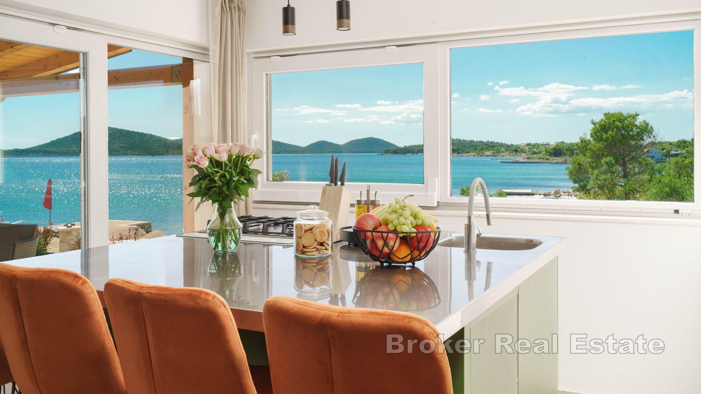 Kamienny dom, pierwszy rząd do morza