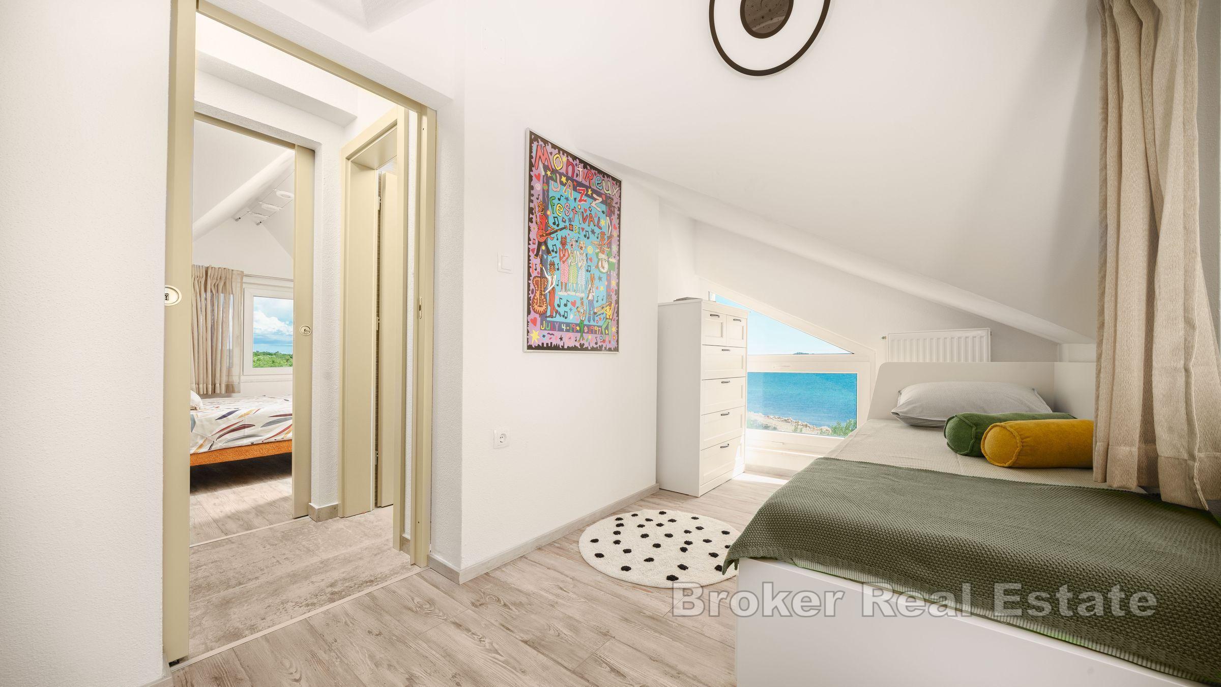 Kamienny dom, pierwszy rząd do morza