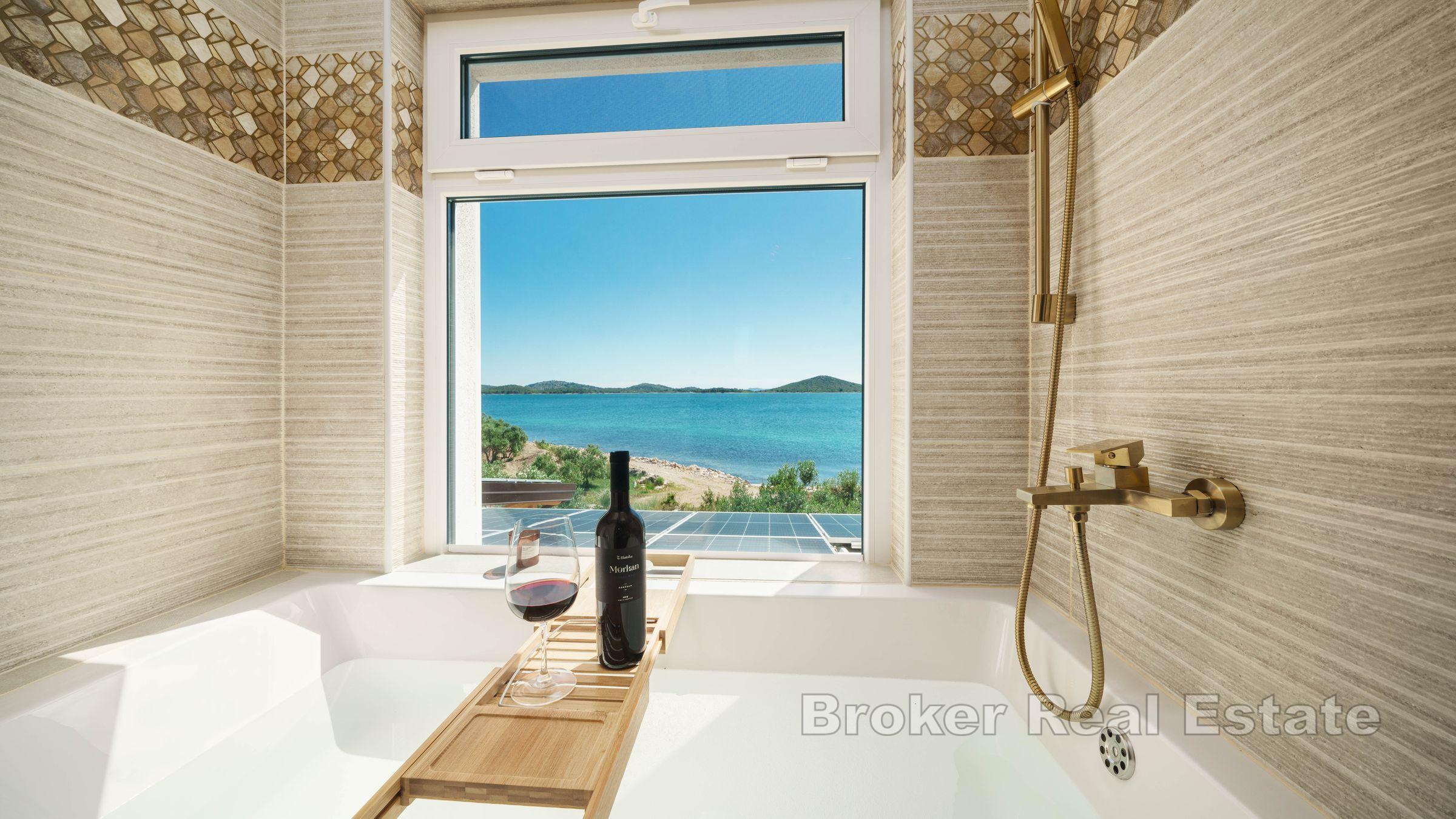 Kamienny dom, pierwszy rząd do morza