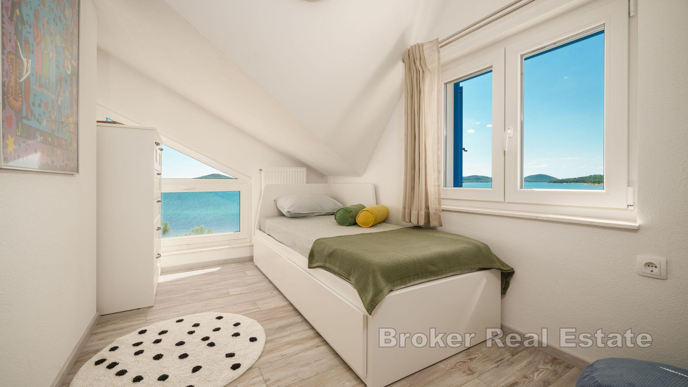 Kamienny dom, pierwszy rząd do morza