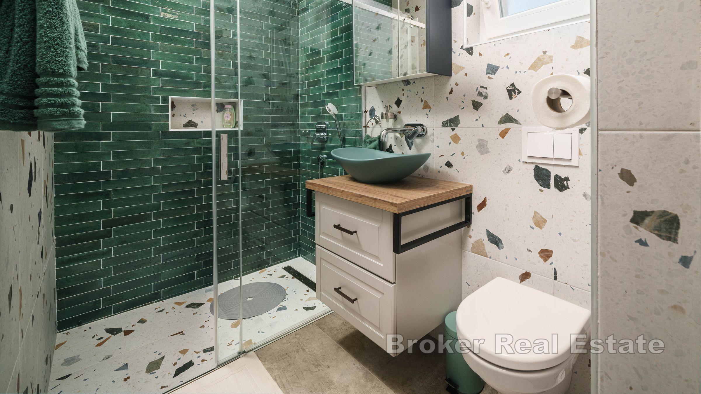 Kamienny dom, pierwszy rząd do morza