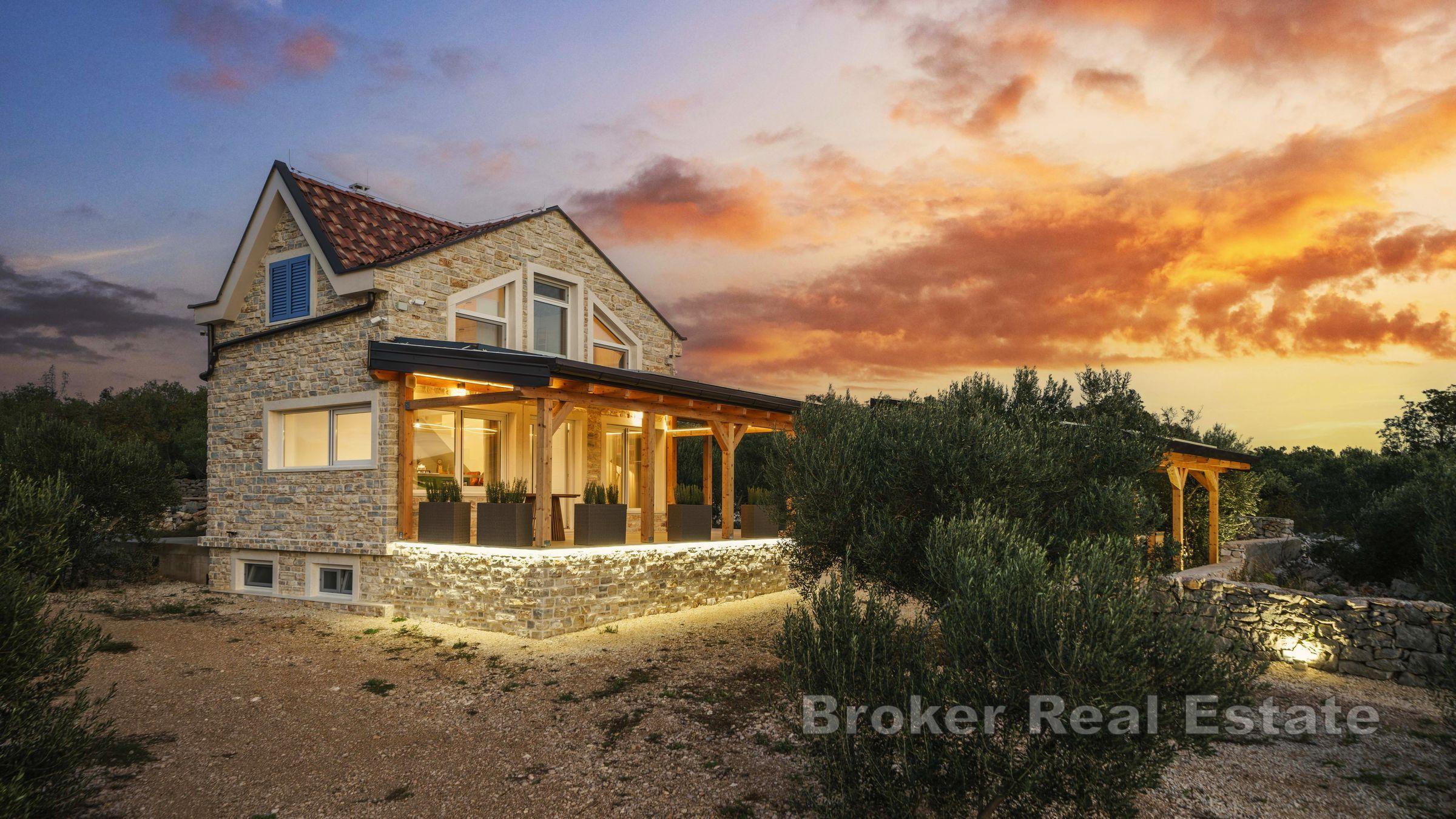 Kamienny dom, pierwszy rząd do morza