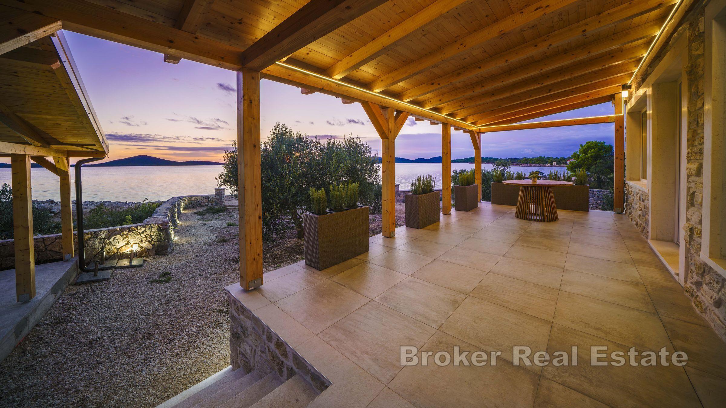 Kamienny dom, pierwszy rząd do morza