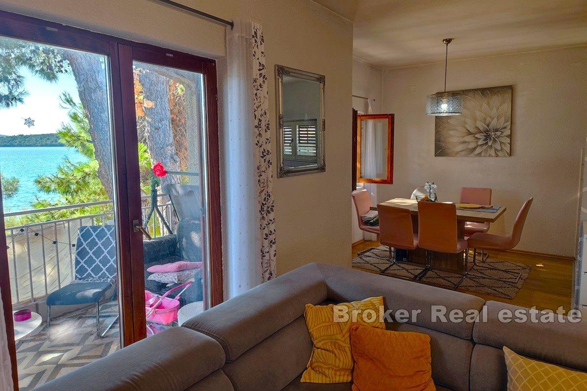 Maison au premier rang de la mer