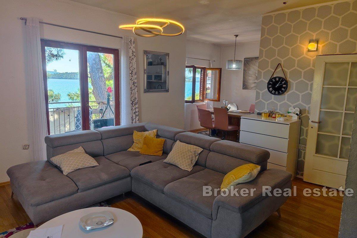 Maison au premier rang de la mer