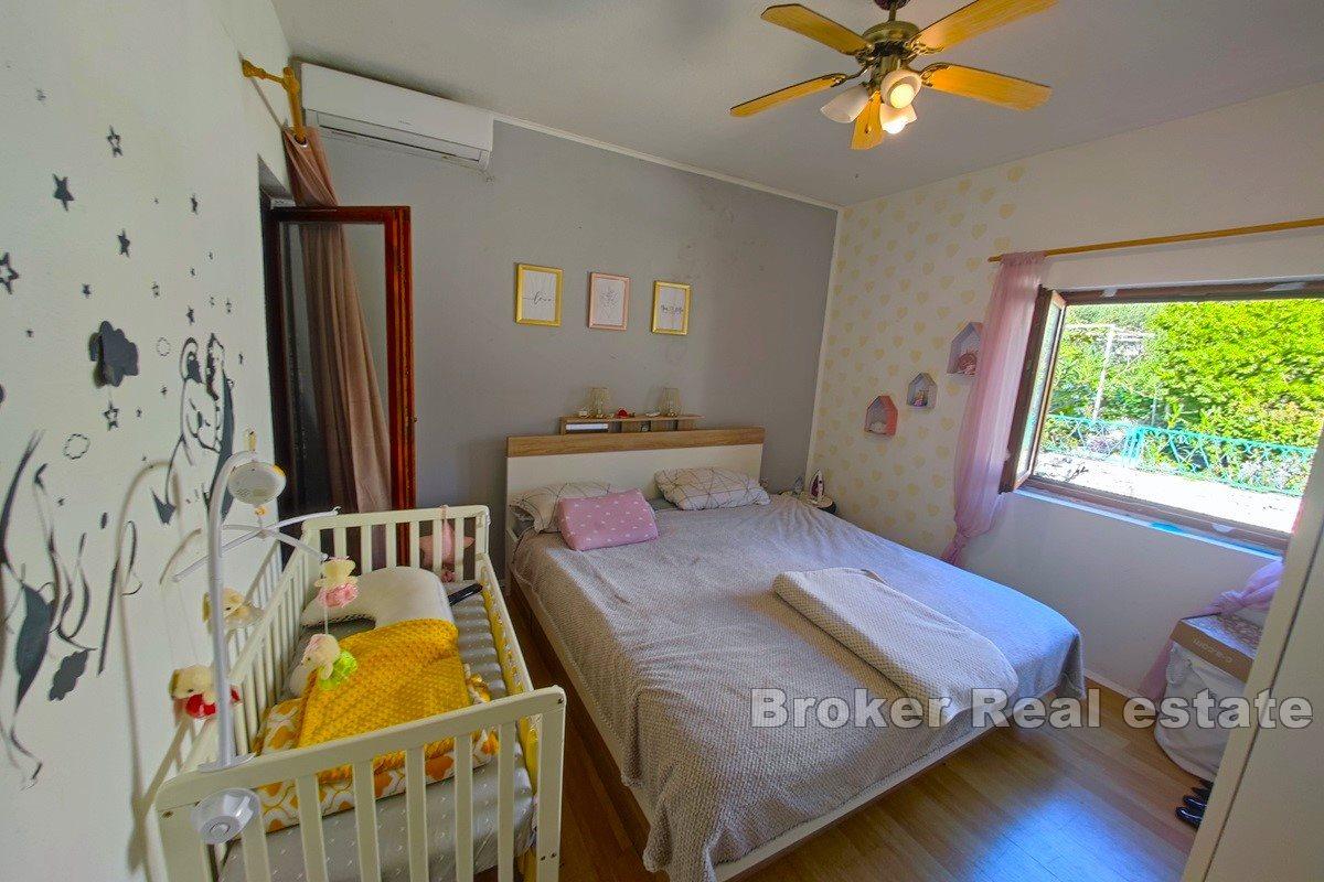 Maison au premier rang de la mer