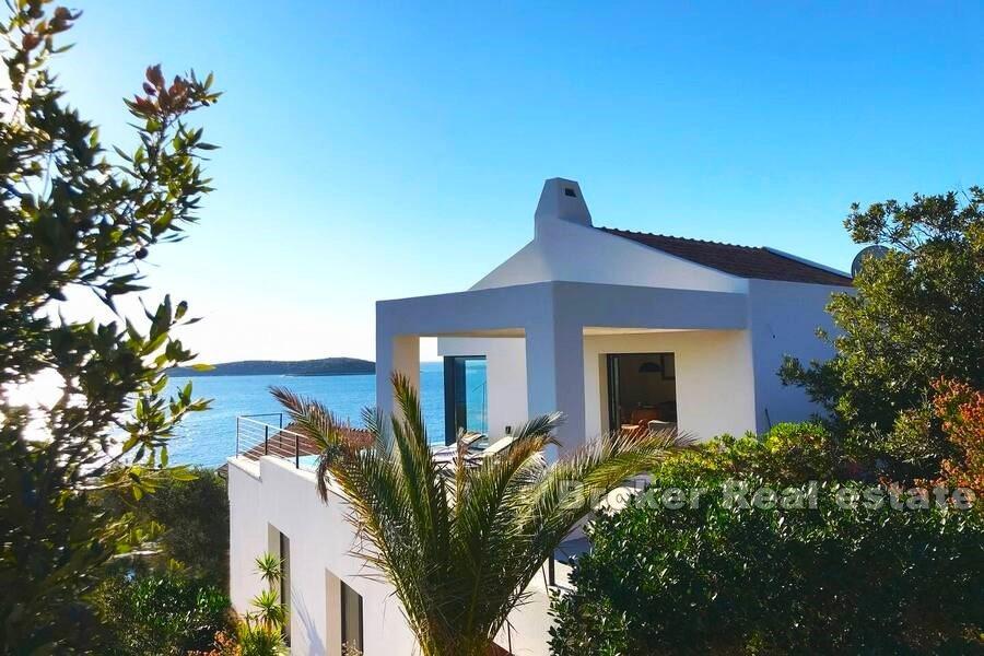 Modern villa med havsutsikt