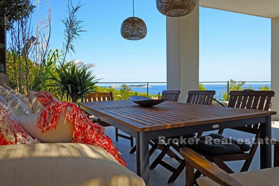 Modern villa med havsutsikt