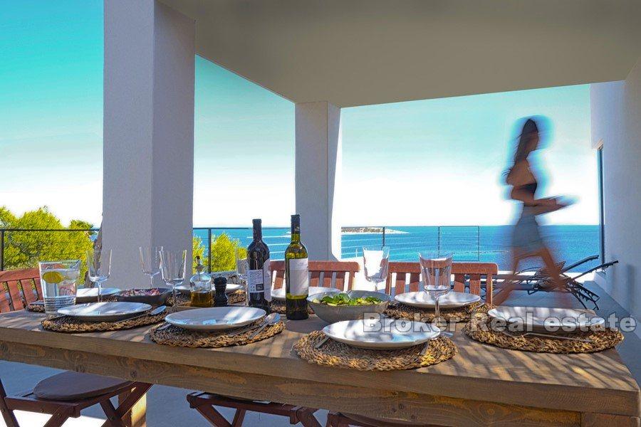 Modern villa med havsutsikt