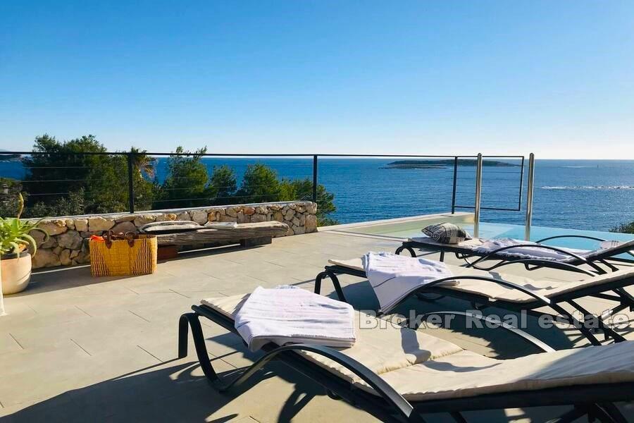 Moderní vila s výhledem na moře